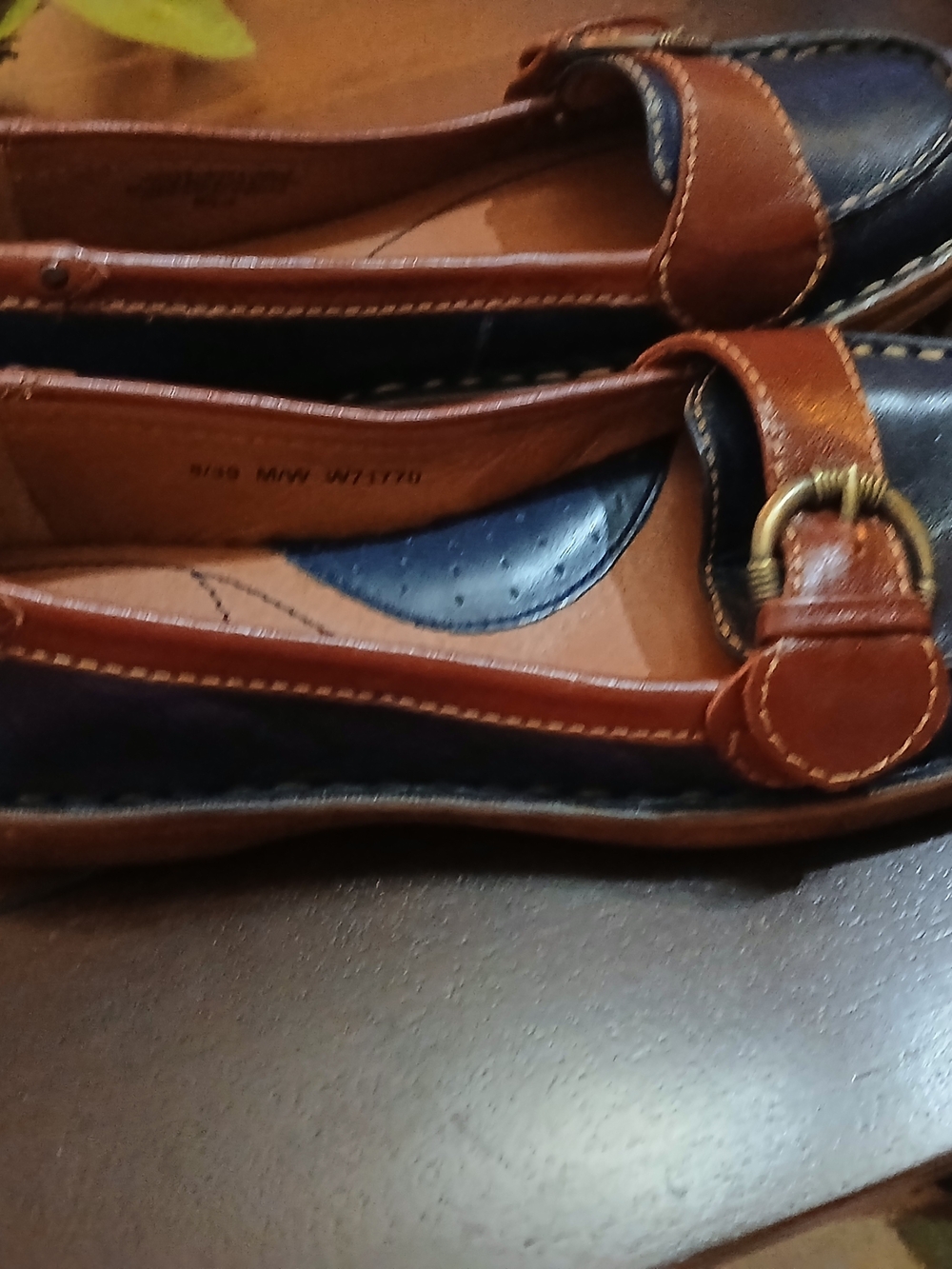 Born Mindy Two-Tone Navy & Cognac Leather Buckle Loafers Size 8 Vintage - Picture 3 of 7